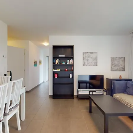 Modern Flat With Beautiful Outdoor Space *